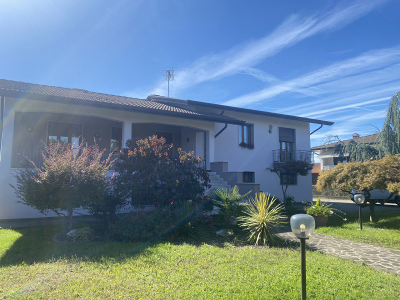 Scopri questa affascinante casa singola situata nel cuore di Zeminiana, una frazione del comune d...