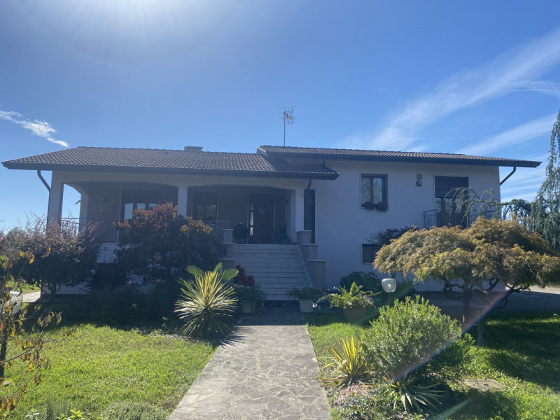 Scopri questa affascinante casa singola situata nel cuore di Zeminiana, una frazione del comune d...