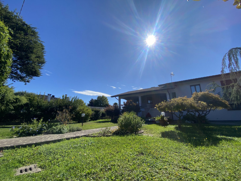 Scopri questa affascinante casa singola situata nel cuore di Zeminiana, una frazione del comune d...