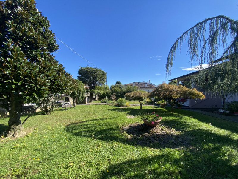 Scopri questa affascinante casa singola situata nel cuore di Zeminiana, una frazione del comune d...
