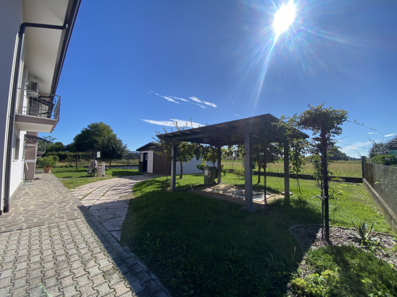 Scopri questa affascinante casa singola situata nel cuore di Zeminiana, una frazione del comune d...