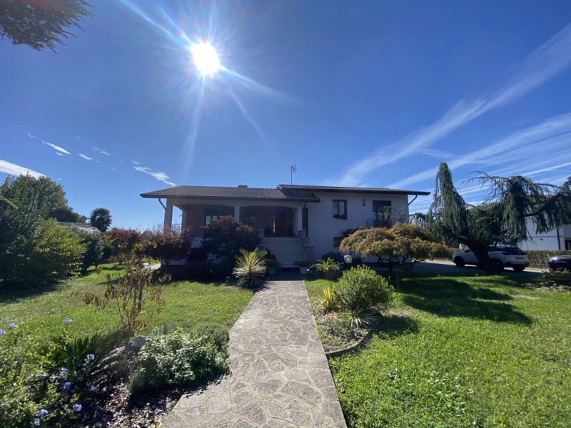 Scopri questa affascinante casa singola situata nel cuore di Zeminiana, una frazione del comune d...