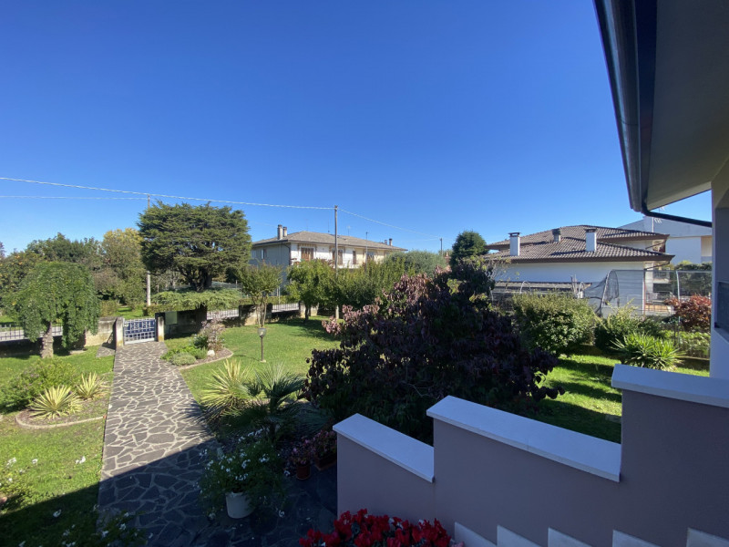 Scopri questa affascinante casa singola situata nel cuore di Zeminiana, una frazione del comune d...