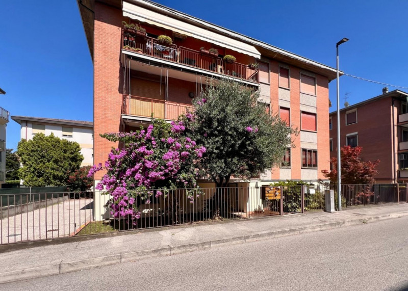 In zona tranquilla e servita della Guizza, proponiamo in locazione un luminoso appartamento situa...