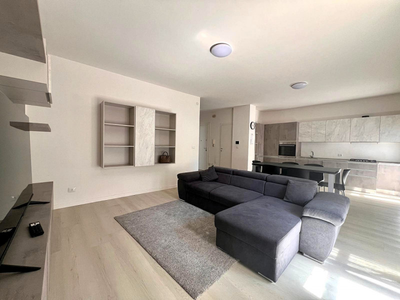 In zona tranquilla e servita della Guizza, proponiamo in locazione un luminoso appartamento situa...