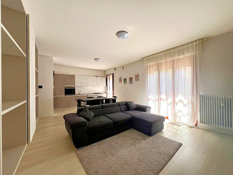 In zona tranquilla e servita della Guizza, proponiamo in locazione un luminoso appartamento situa...