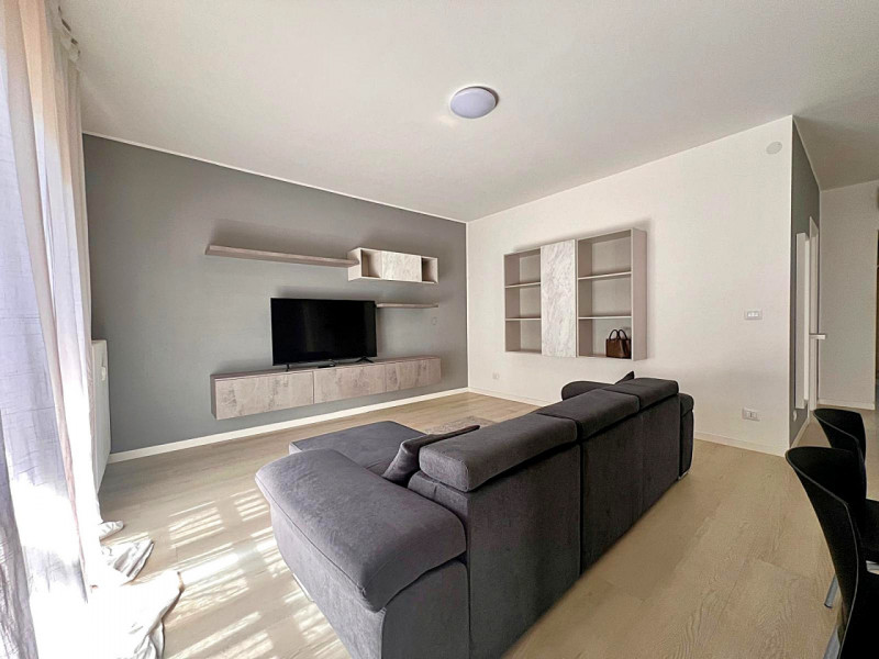 In zona tranquilla e servita della Guizza, proponiamo in locazione un luminoso appartamento situa...