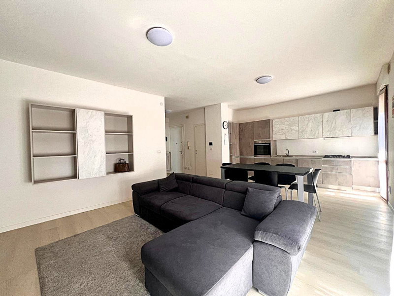 In zona tranquilla e servita della Guizza, proponiamo in locazione un luminoso appartamento situa...