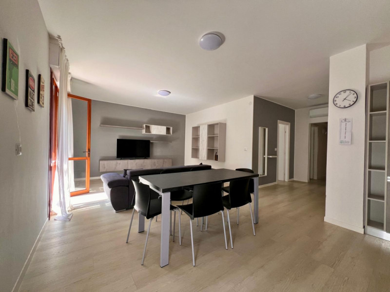 In zona tranquilla e servita della Guizza, proponiamo in locazione un luminoso appartamento situa...