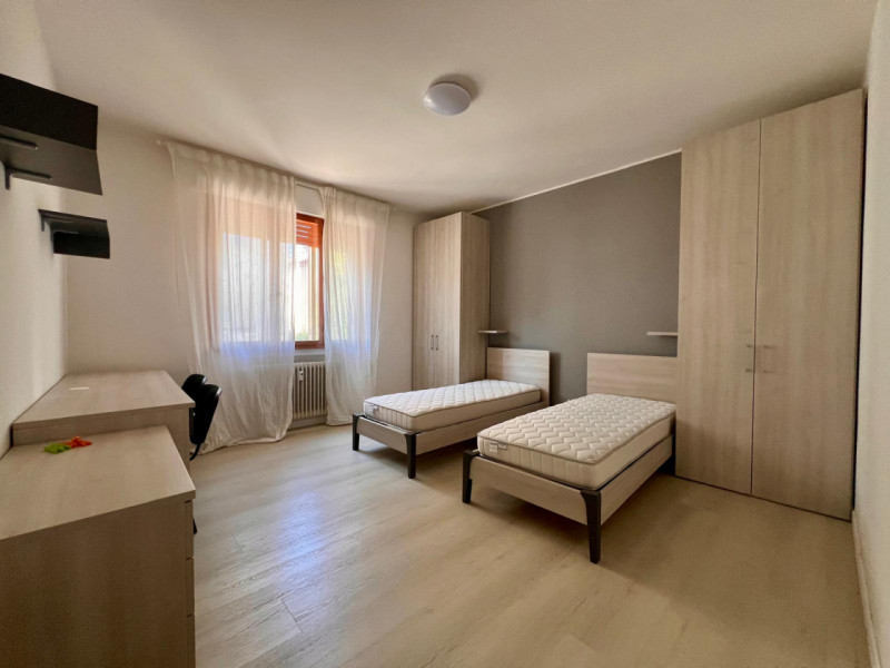 In zona tranquilla e servita della Guizza, proponiamo in locazione un luminoso appartamento situa...