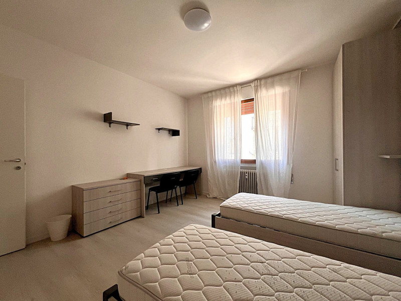 In zona tranquilla e servita della Guizza, proponiamo in locazione un luminoso appartamento situa...