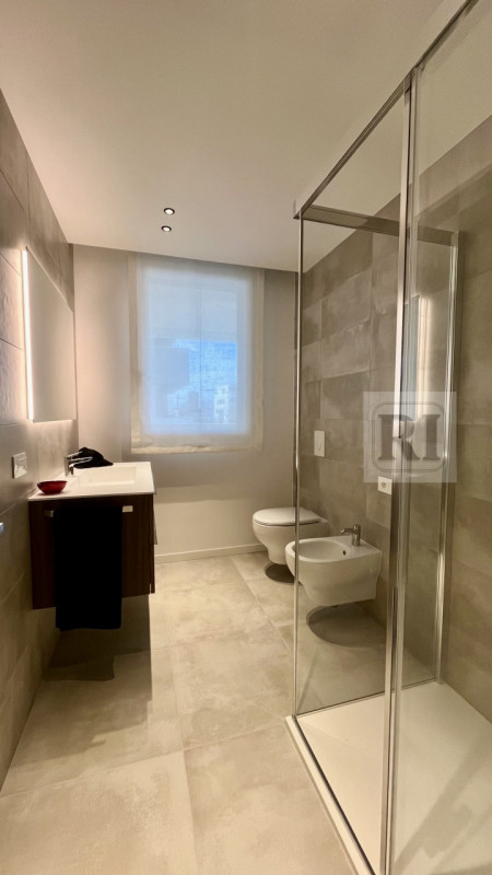 Scopri questo affascinante appartamento al piano terra di 101 mq, con una loggia di 33 mq e un am...