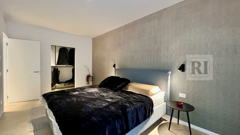 Scopri questo affascinante appartamento al piano terra di 101 mq, con una loggia di 33 mq e un am...