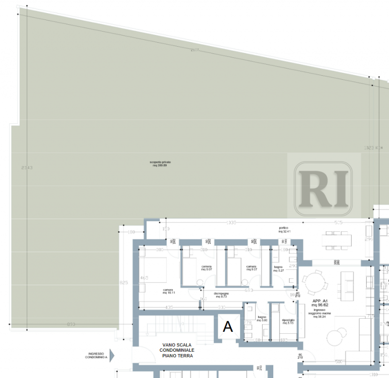 Scopri questo affascinante appartamento al piano terra di 101 mq, con una loggia di 33 mq e un am...