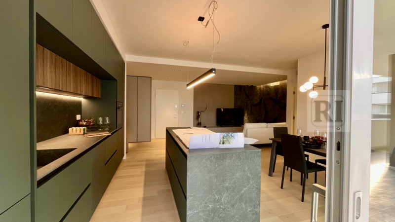 Scopri questo affascinante appartamento al piano terra di 101 mq, con una loggia di 33 mq e un am...