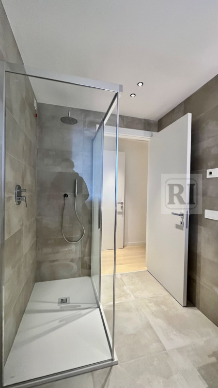 Scopri questo affascinante appartamento al piano terra di 101 mq, con una loggia di 33 mq e un am...