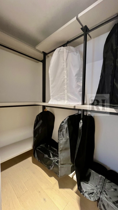 Scopri questo affascinante appartamento al piano terra di 101 mq, con una loggia di 33 mq e un am...