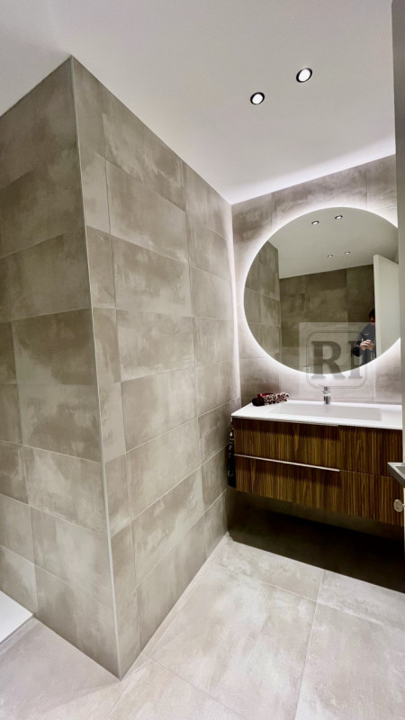 Scopri questo affascinante appartamento al piano terra di 101 mq, con una loggia di 33 mq e un am...