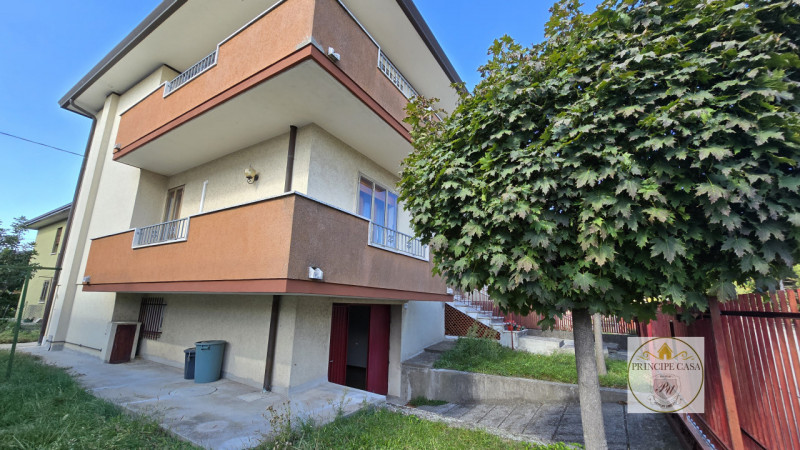 Rif. BE120 - Proponiamo bifamiliare su due livelli abitativi più un livello di servizio già abita...