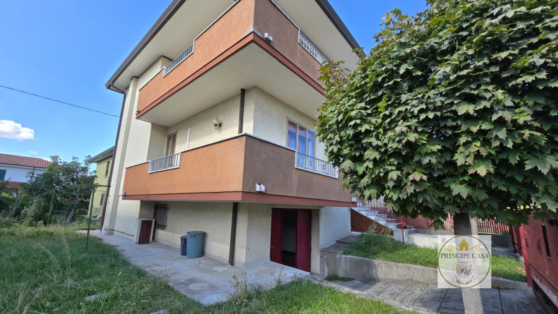 Rif. BE120 - Proponiamo bifamiliare su due livelli abitativi più un livello di servizio già abita...