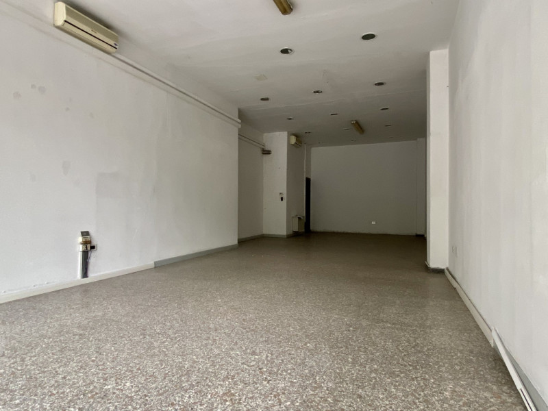 In posizione di forte passaggio di Vicenza, Viale Milano, proponiamo in vendita tre ampi e lumino...