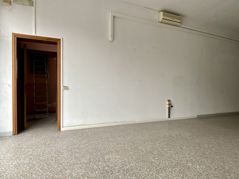 In posizione di forte passaggio di Vicenza, Viale Milano, proponiamo in vendita tre ampi e lumino...