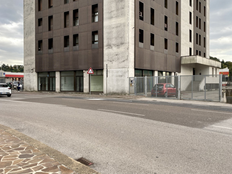 In posizione di forte passaggio di Vicenza, Viale Milano, proponiamo in vendita tre ampi e lumino...