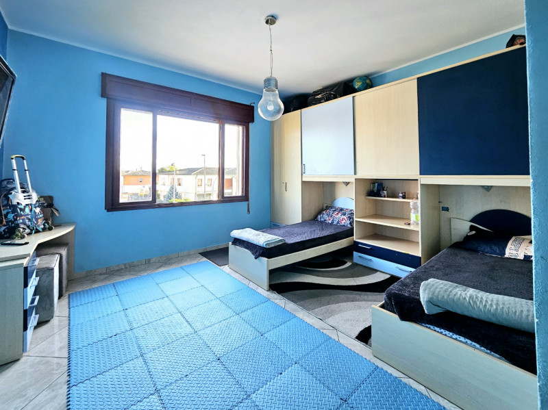 Proponiamo in vendita a Ospedaletto Euganeo, comodissimo al centro, appartamento al primo piano c...