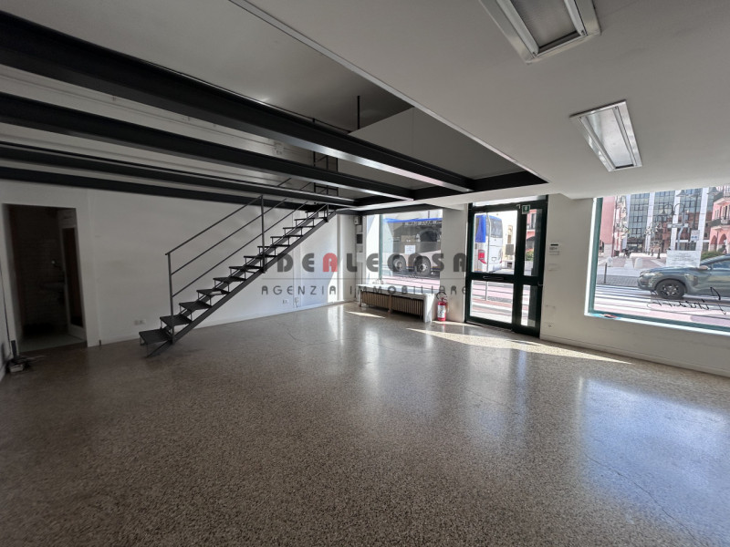 RIF: FR307 PADOVA - PONTE DI BRENTA Proponiamo in affitto locale commerciale con doppia vetrina s...