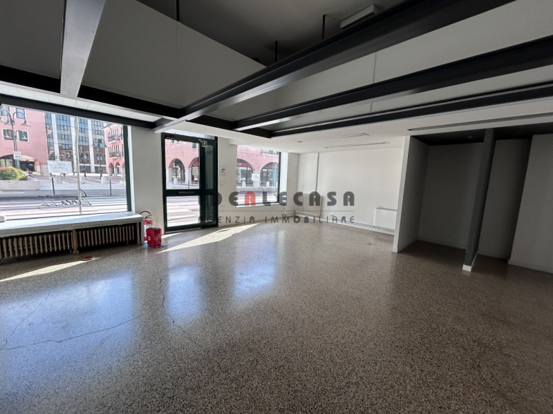 RIF: FR307 PADOVA - PONTE DI BRENTA Proponiamo in affitto locale commerciale con doppia vetrina s...