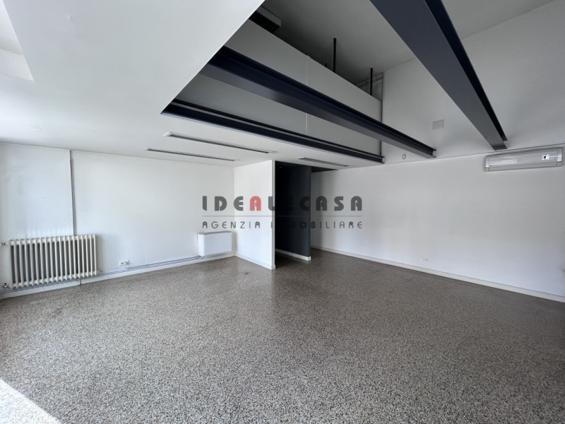 RIF: FR307 PADOVA - PONTE DI BRENTA Proponiamo in affitto locale commerciale con doppia vetrina s...