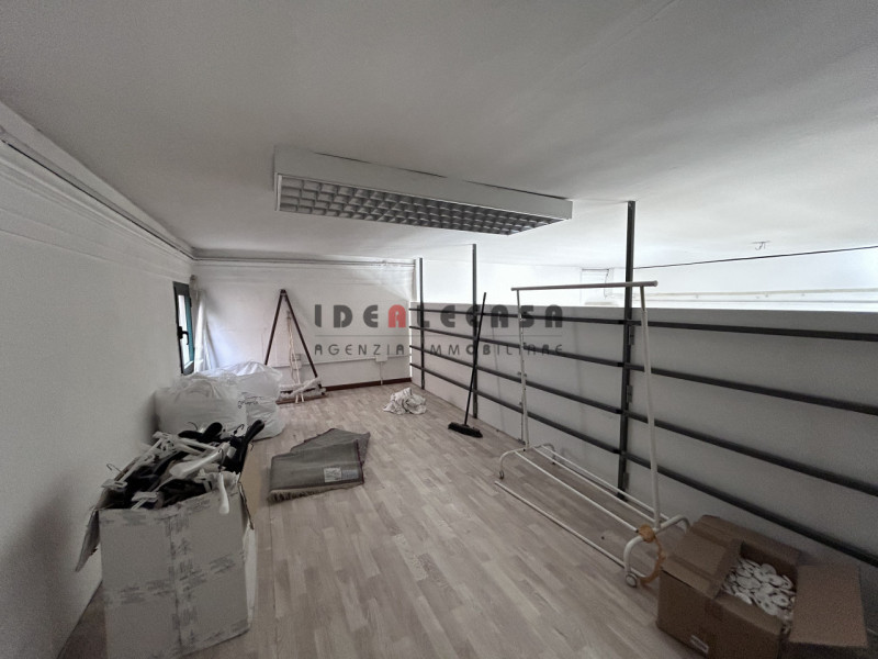 RIF: FR307 PADOVA - PONTE DI BRENTA Proponiamo in affitto locale commerciale con doppia vetrina s...