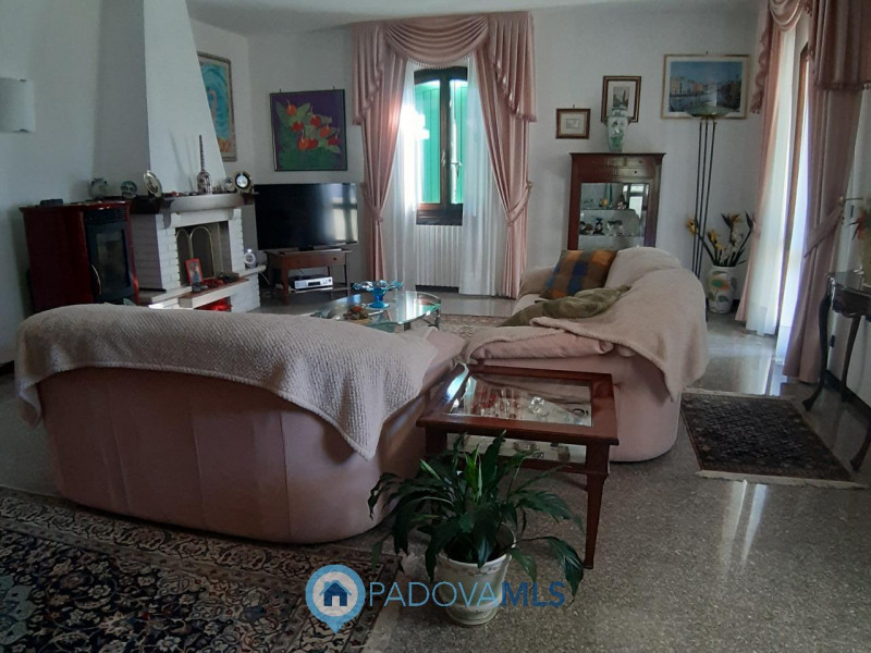 Immobile in esclusiva al Gruppo Padova MLS
Nel suggestivo Comune di Baone proponiamo in vendita u...