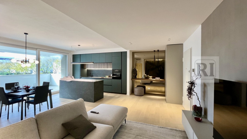 Scopri questo affascinante appartamento al piano terra di 95 mq, con una loggia di 25 mq. Situato...