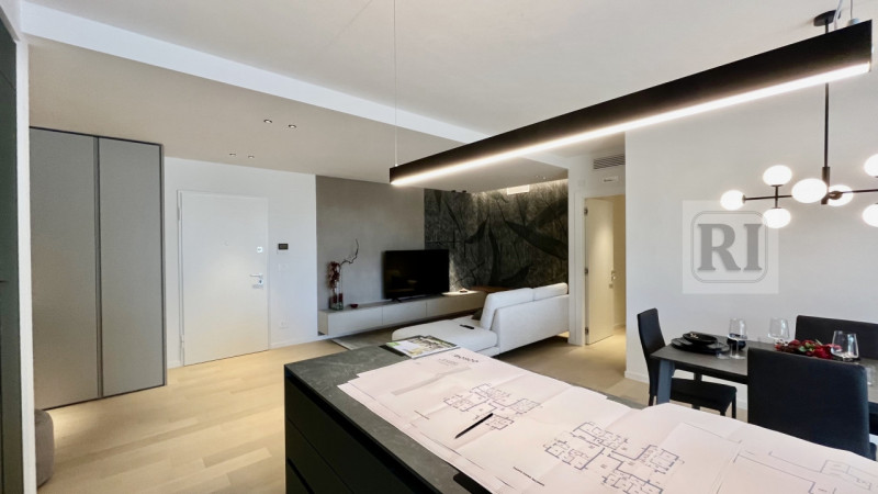 Scopri questo affascinante appartamento al piano terra di 95 mq, con una loggia di 25 mq. Situato...