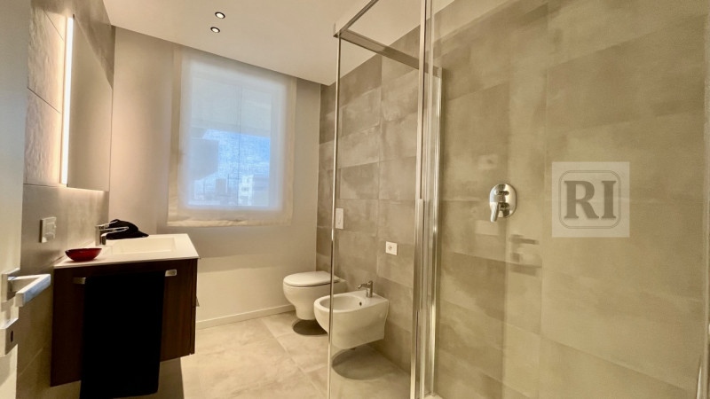 Scopri questo affascinante appartamento al piano terra di 95 mq, con una loggia di 25 mq. Situato...