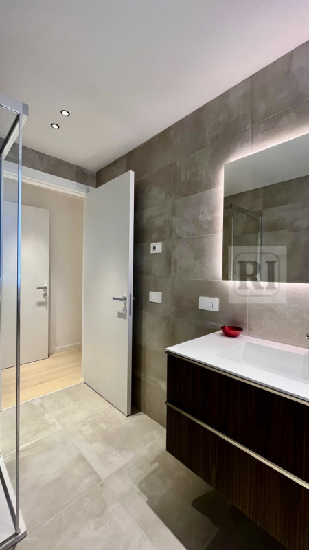 Scopri questo affascinante appartamento al piano terra di 95 mq, con una loggia di 25 mq. Situato...