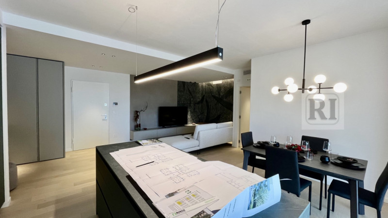 Scopri questo affascinante appartamento al piano terra di 95 mq, con una loggia di 25 mq. Situato...