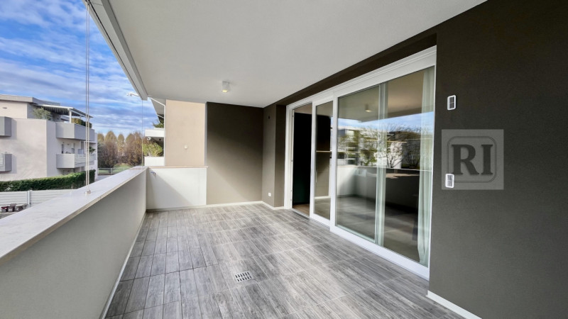 Scopri questo affascinante appartamento al piano terra di 95 mq, con una loggia di 25 mq. Situato...