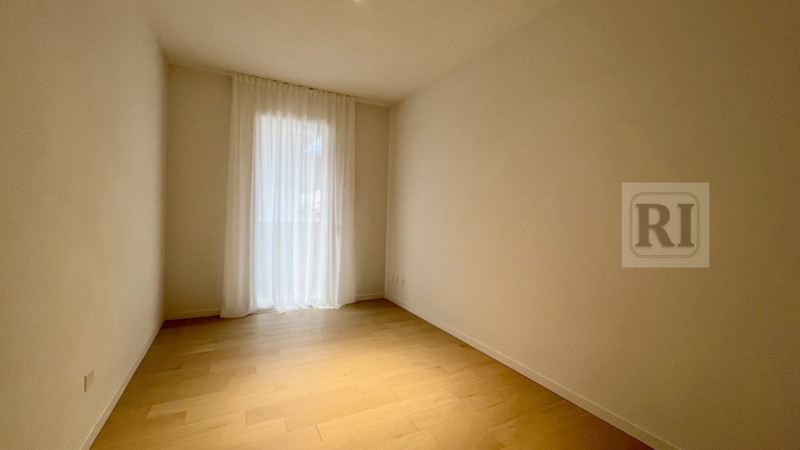 Scopri questo affascinante appartamento al piano terra di 95 mq, con una loggia di 25 mq. Situato...