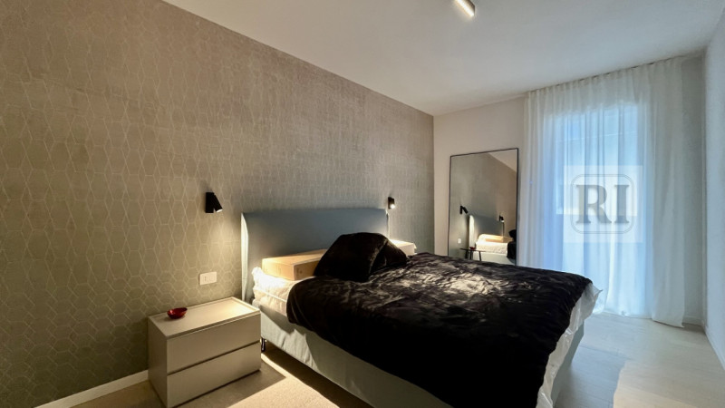 Scopri questo affascinante appartamento al piano terra di 95 mq, con una loggia di 25 mq. Situato...