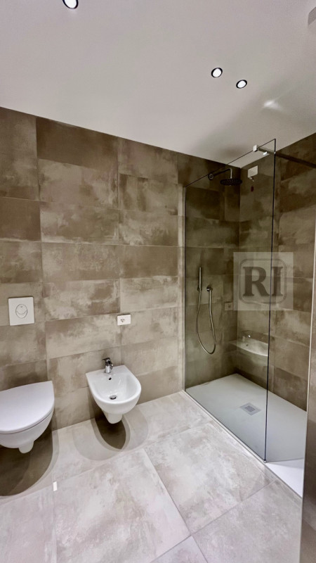 Scopri questo affascinante appartamento al piano terra di 95 mq, con una loggia di 25 mq. Situato...