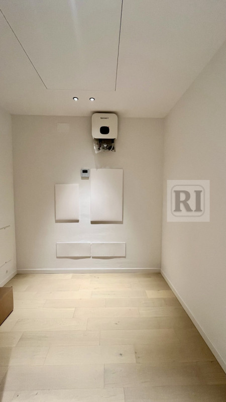 Scopri questo affascinante appartamento al piano terra di 95 mq, con una loggia di 25 mq. Situato...