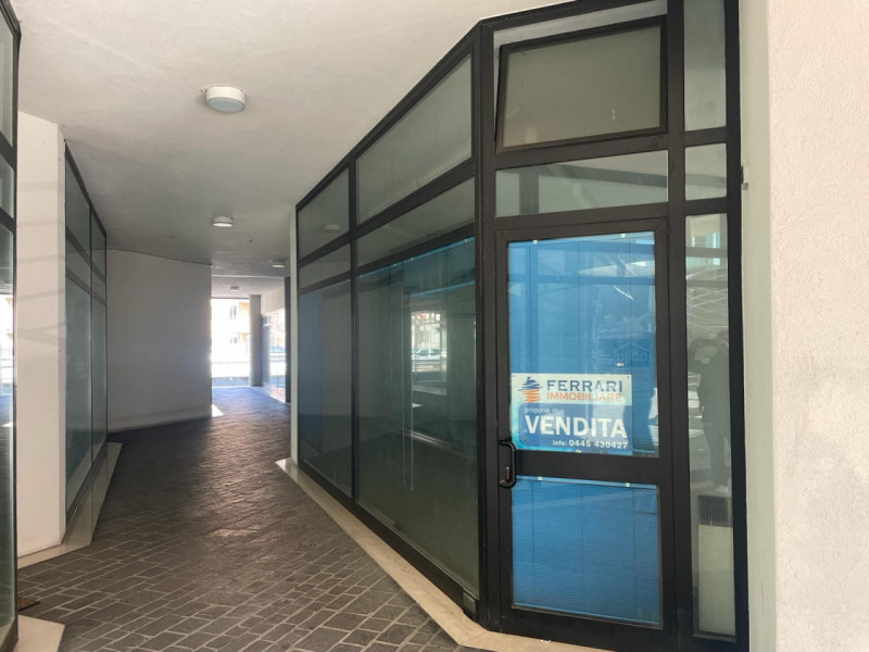 In zona di passaggio pedonale, proponiamo negozio di circa 60 mq. con ampie vetrine e dotato di b...