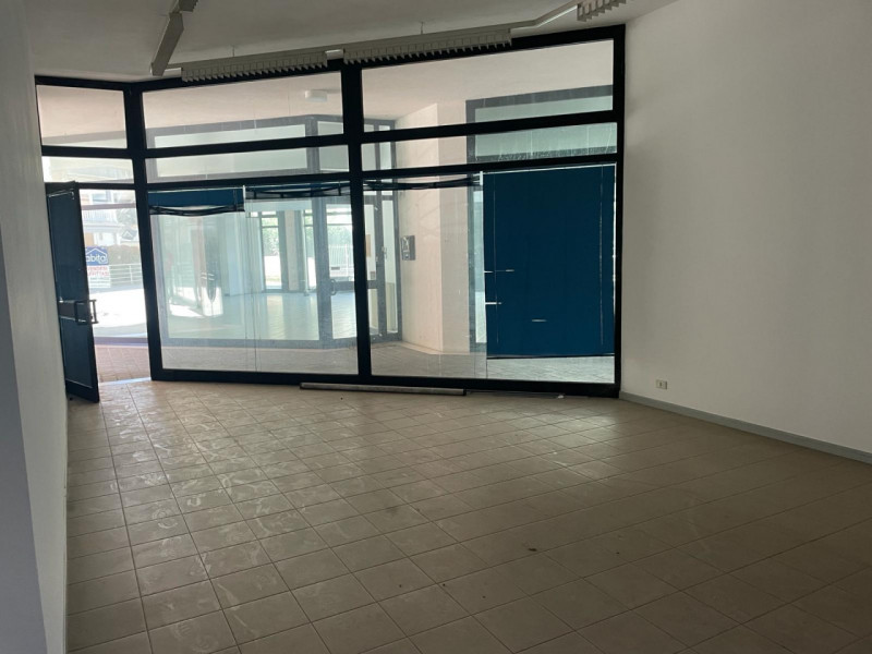 In zona di passaggio pedonale, proponiamo negozio di circa 60 mq. con ampie vetrine e dotato di b...