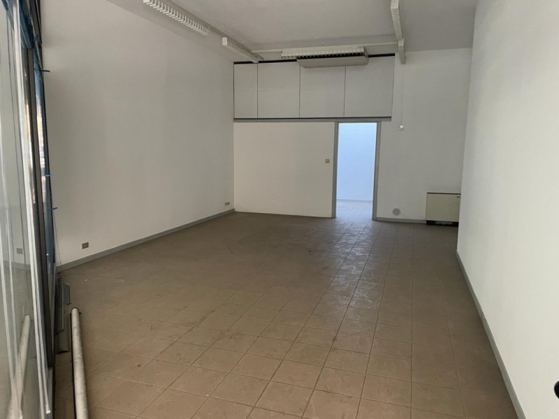 In zona di passaggio pedonale, proponiamo negozio di circa 60 mq. con ampie vetrine e dotato di b...
