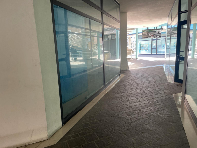 In zona di passaggio pedonale, proponiamo negozio di circa 60 mq. con ampie vetrine e dotato di b...