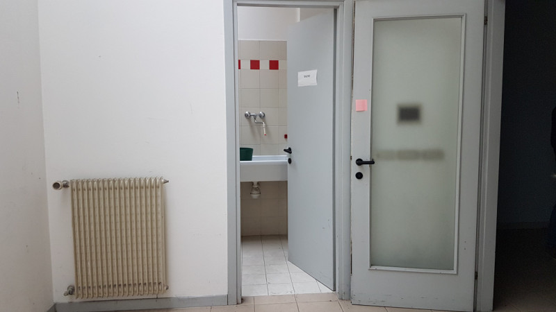 In zona di passaggio pedonale, proponiamo negozio di circa 60 mq. con ampie vetrine e dotato di b...