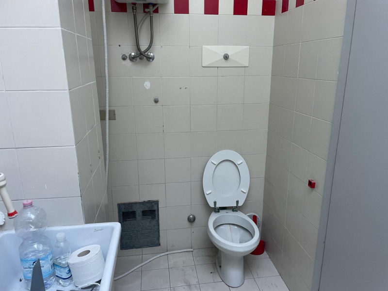 In zona di passaggio pedonale, proponiamo negozio di circa 60 mq. con ampie vetrine e dotato di b...