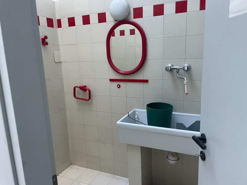 In zona di passaggio pedonale, proponiamo negozio di circa 60 mq. con ampie vetrine e dotato di b...